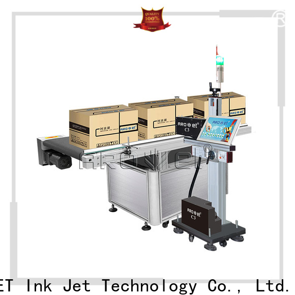 Aproximento industrial da impressora a jato de tinta industrial de AROJET para o pacote